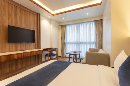 Una televisión o centro de entretenimiento en Hotel Sara Sadan
