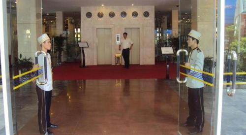 Персонал Huu Nghi Hotel