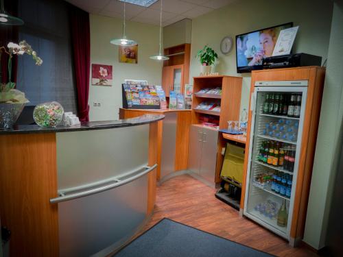 a grocery store with a refrigerator and a counter at Hotel Lumen am Hauptbahnhof in Hamburg