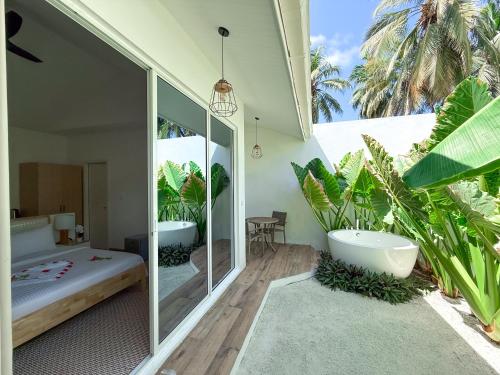 łazienka z dwiema wannami z boku domu w obiekcie Tropicana Villas Maldives w mieście Thoddoo