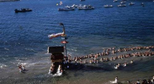 a group of people in the water at the beach at Hotel Shofuen in Toyohashi