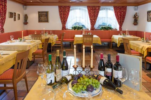 jadalnia z butelkami wina i winogronami na stole w obiekcie La Truga w mieście Selva di Val Gardena