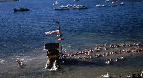 a group of people in the water on the beach at Hotel Shofuen in Toyohashi