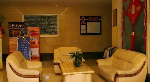 a waiting room with two chairs and a table at Super 8 Hotel Quanzhou Xinchezhan Branch in Quanzhou