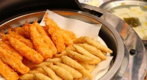 a bowl of french fries in a pan at Hotel Naito Kofu Showa in Kofu