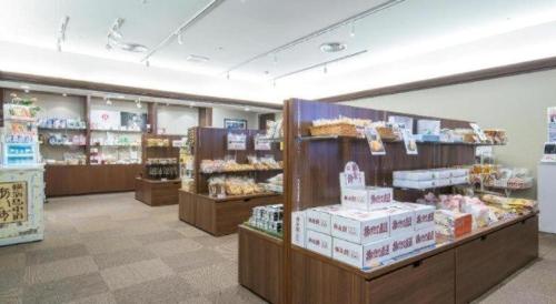 a grocery store with a large store sidx sidx sidx sidx at Hadano Yugawara Onsen Manyo no Yu in Hadano