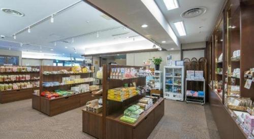 a store filled with lots of different types of food at Hadano Yugawara Onsen Manyo no Yu in Hadano