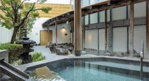 a swimming pool in front of a building at Hadano Yugawara Onsen Manyo no Yu in Hadano