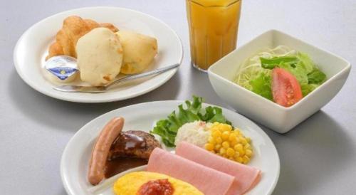 a table with three plates of food and a drink at Hadano Yugawara Onsen Manyo no Yu in Hadano