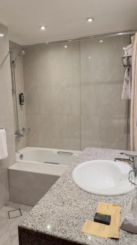Salle de bains dans l'établissement Villaggio Hotel Abu Dhabi