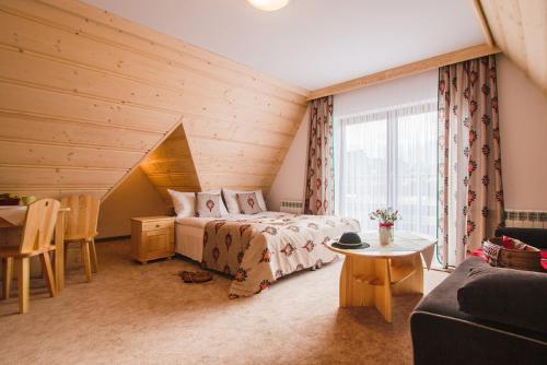 En eller flere senger på et rom på Willa Wrzos