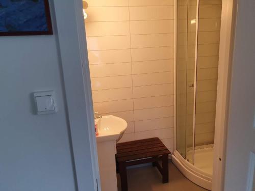 Ένα μπάνιο στο 8 person holiday home in Mølnarodden