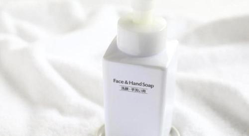 a close up of a white bottle of hair spray at APA Hotel Nishimaizuruekimae in Maizuru