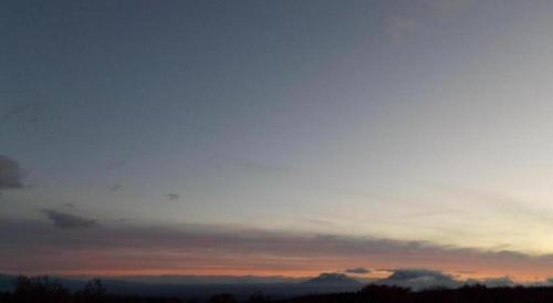 a view of the sky at sunset at Kuju Kogenso Hotel in Kokonoe