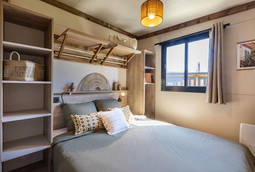 Un dormitorio con una cama grande y una ventana. en Auberge Ferayola, en Galeria
