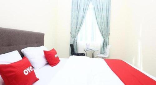 Кровать или кровати в номере OYO 89607 Aloha Chalet