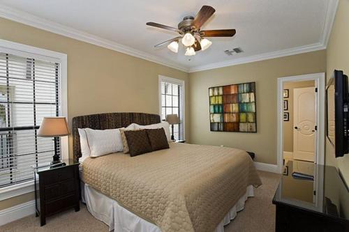 a bedroom with a bed and a ceiling fan at Orlando Family Friendly Home in Kissimmee