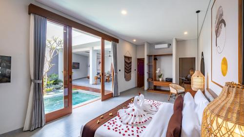 Ένα ή περισσότερα κρεβάτια σε δωμάτιο στο Karaya Villas Umalas - Free In-Villa Culture Immersion Programs