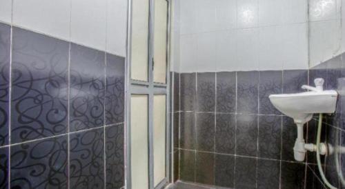 a bathroom with a sink and a shower at OYO 822 Zande Motel Kuala Selangor in Kuala Selangor
