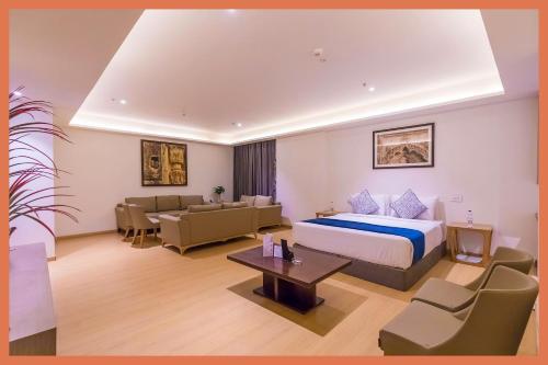 Posezení v ubytování LUXUARY HOTEL SQR INN - Near Kashi Vishwanath Temple - # Restaurant - Lift & Parking Facilities - Fully Air conditioned HOTEL - Top Rated Hotel In Varanasi