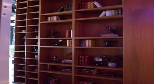 a book shelf filled with books in a room at James Joyce Coffetel·Shijiazhuang Economic and Technological Development Zone Chuangye Road in Shijiazhuang