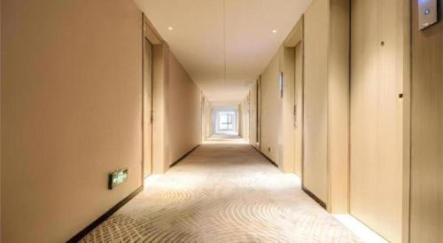 an empty hallway with a corridorngthngthngthngthngthngthngthngthngthngth at Echarm Hotel Guizhou Xingyi Jushan Avenue in Xiawutun