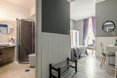 Un dormitorio con una cama y un baño con lavabo. en Bed And Best, en Roma