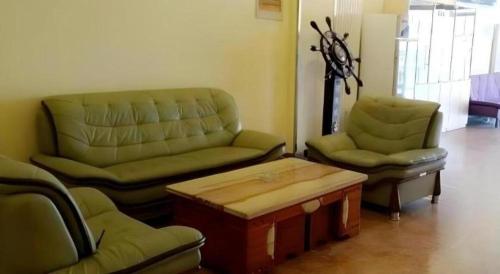 a living room with a couch and a coffee table at 7 Days Inn Nanjing Xinjiekou Changfu Street Metro Station in Nanjing