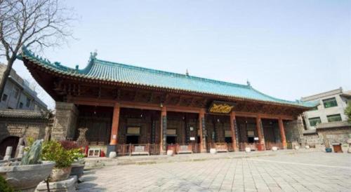 a large building with a green roof in a courtyard at Lavande Hotel Xi'an Longshouyuan Wenjing Road in Xi'an