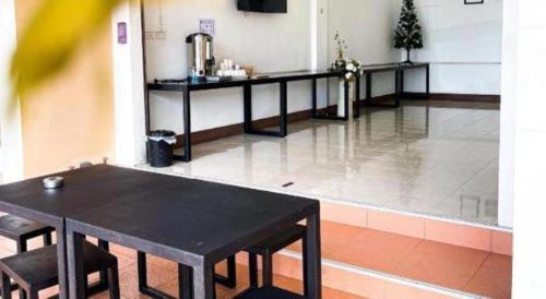 a black table and chairs in a room at Rueangrat Hotel in Ranong