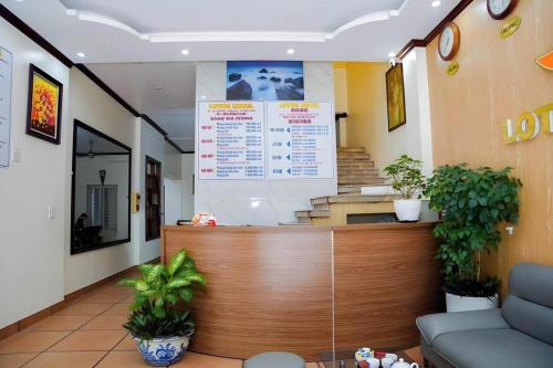 a fast food restaurant with a counter and stairs at SKY HOTEL - KHÁCH SẠN BẮC NINH in Bắc Ninh
