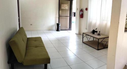 Posezení v ubytování OYO 800 DDD Habitat Dormtel Bacolod