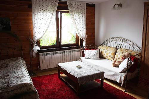 salon z łóżkiem i oknem w obiekcie Pokoje Kaja w mieście Jeleniewo