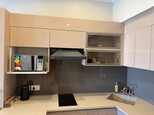 Una cocina o zona de cocina en Central Park, The Rooms 1 & 2 BHK Spacious Pool view apartment