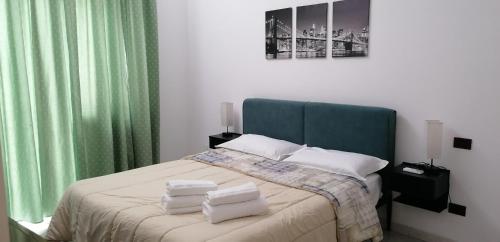 a bedroom with a bed with two towels on it at Casa Diamante con garage privato gratuito nella struttura in Termoli