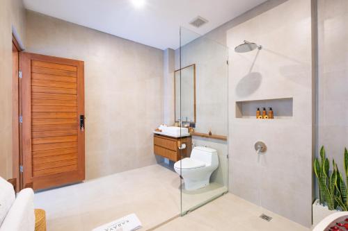 Ένα μπάνιο στο Karaya Villas Umalas - Free In-Villa Culture Immersion Programs