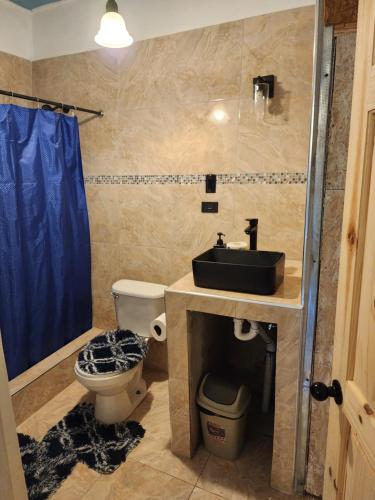 Bilik mandi di Cozy 1 Bedroom studio apartment with private parking near Yallahs in St Thomas Jamaica
