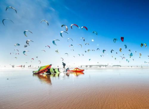 a group of people flying kites on the beach at Soho Heaven - Cloud & Relaxation Atmosphere 2 Bedrooms in Essaouira