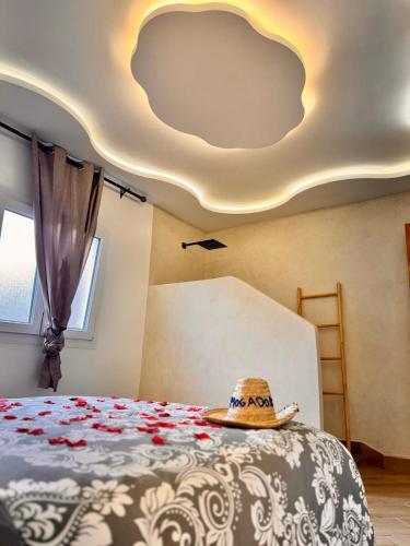 a room with a bed with a hat on it at Soho Heaven - Cloud & Relaxation Atmosphere 2 Bedrooms in Essaouira