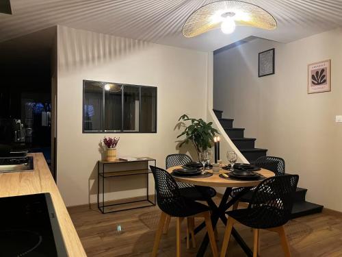 Μια τηλεόραση ή/και κέντρο ψυχαγωγίας στο Airelles Spa - Jacuzzi - Sauna - Gîte de charme