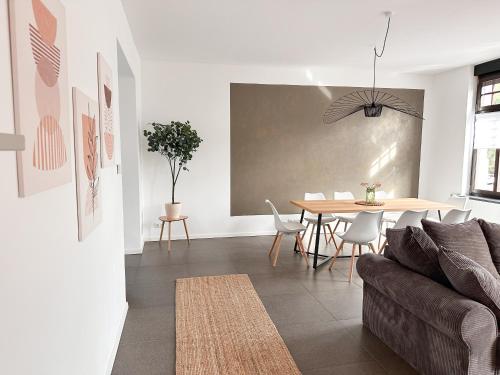 a living room with a couch and a table at Beautiful Apartment Köln 15 Min to Phantasialand in Hürth