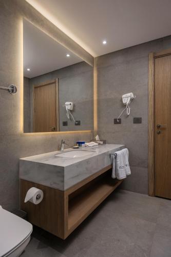 Un baño con lavabo, espejo e inodoro. en Riverside Hotel, en El Cairo