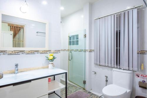 a bathroom with a toilet and a sink and a shower at White Sand Pool Villa Pattaya in Jomtien Beach