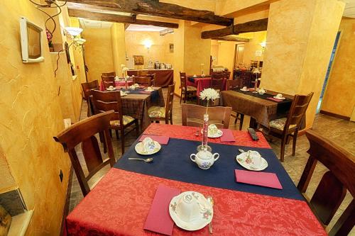 A restaurant or other place to eat at Hotel Duques de Najera