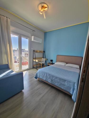 Un dormitorio con una cama y una ventana grande. en ΛΙΜΑΝΙ, en Chios