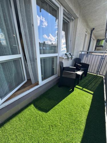 a balcony with a table and chairs on a balcony at Apartament Gdańsk, darmowy parking prywatny in Gdańsk
