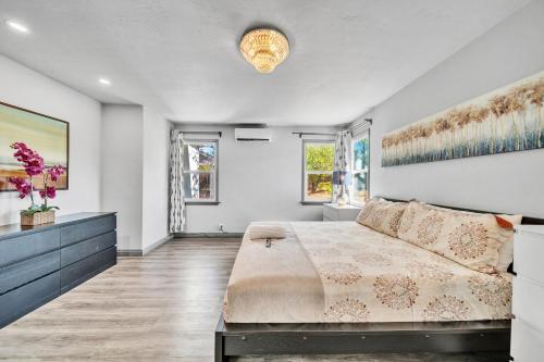 a bedroom with a large bed in a room at @ Marbella Lane - 4BR Near Morongo Casino & Outlet Ldry+P in Banning
