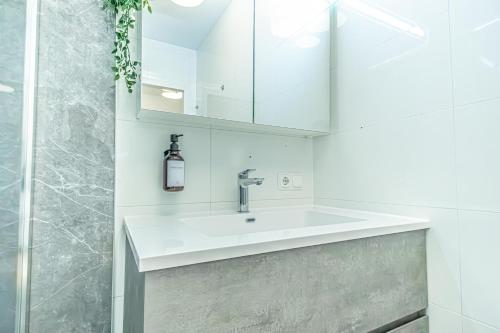 Sweet 1BR &1LR with Balcony, 9 Min to City Center