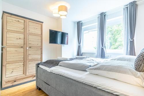 Sweet 1BR &1LR with Balcony, 9 Min to City Center