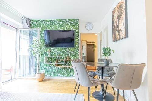Sweet 1BR &1LR with Balcony, 9 Min to City Center
